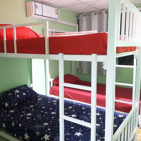 Ruean Mai Hom Hostel Bangkok Exterior photo